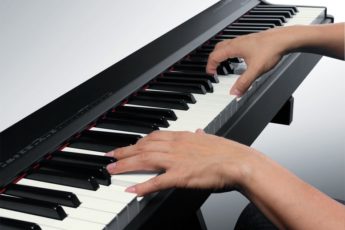 Montako valkoista kosketinta on pianossa?